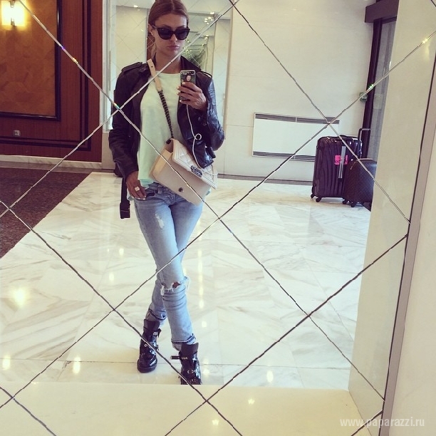 Виктория Боня сменила бикини на рваные джинсы