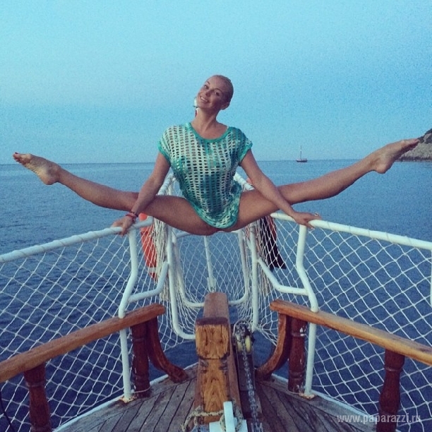 Анастасия Волочкова вновь растянулась на яхте