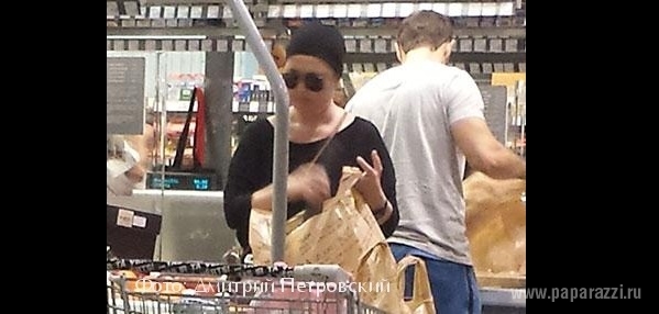 Папарацци подловили Жанну Фриске в супермаркете