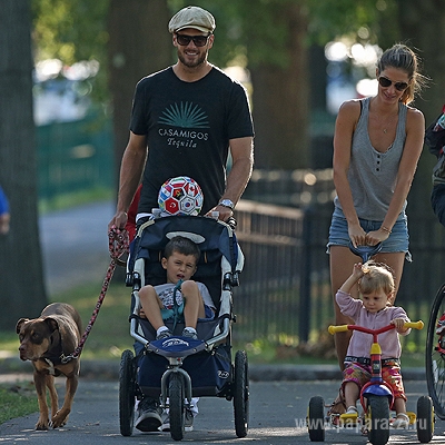Жизель Бундхен прогулялась в парке с мужем и детьми