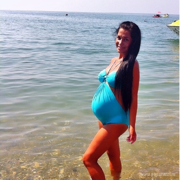 Юлия Салибекова рассказала, как не поправиться во время беременности и выложила пляжную фотосессию