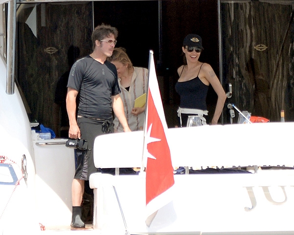 Анджелина Джоли и Брэд Питт отдыхают с детьми на яхте