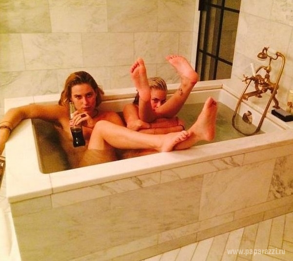 Дочери Брюса Уиллиса и Деми Мур поделились откровенными фотографиями из ванной