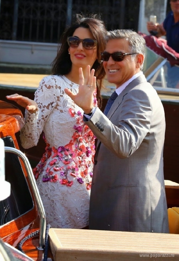 Жена Джорджа Клуни Амаль Аламуддин похвасталась стройными ножками в свадебном платье