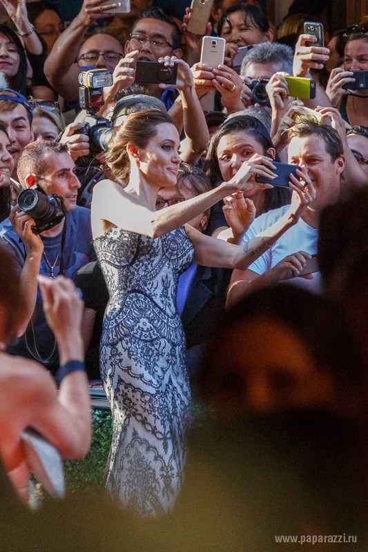 Анджелина Джоли представила свой новый фильм в удивительном платье 