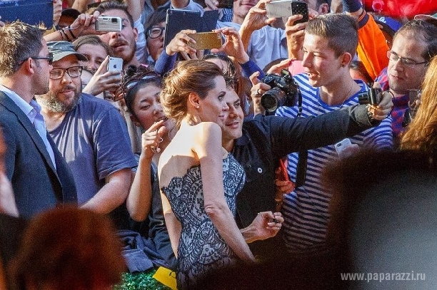 Анджелина Джоли представила свой новый фильм в удивительном платье 