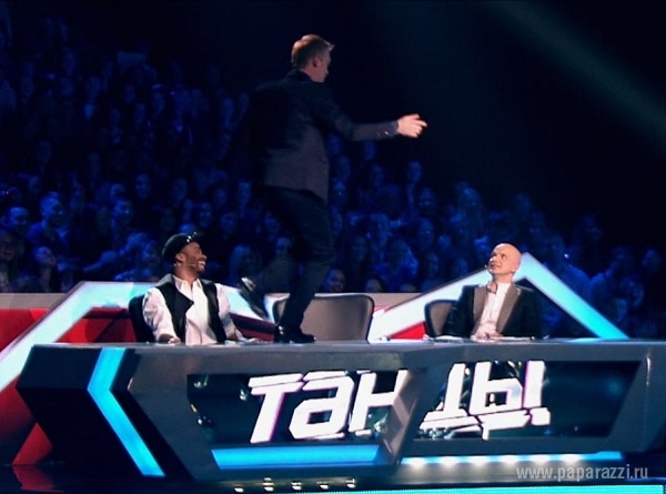 Во время эфира шоу «Танцы» Сергей Светлаков станцевал на столе