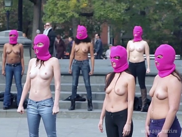 Голые женщины в розовых шапочках прошлись по улицам Нью-Йорка