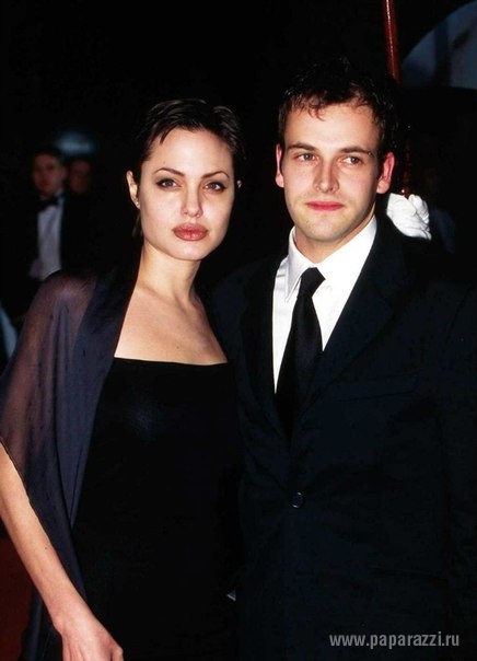 В сеть попали обнаженные фото 20-летней Анджелины Джоли 
