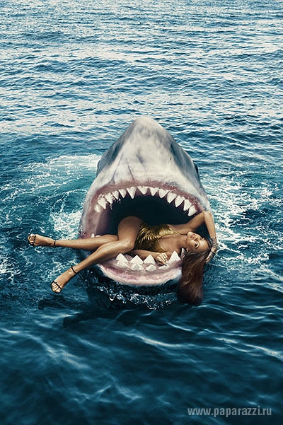 На певицу Рианну напала акула