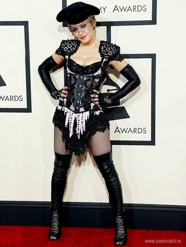 Мадонна показала папарацци попу на красной дорожке Grammy-2015