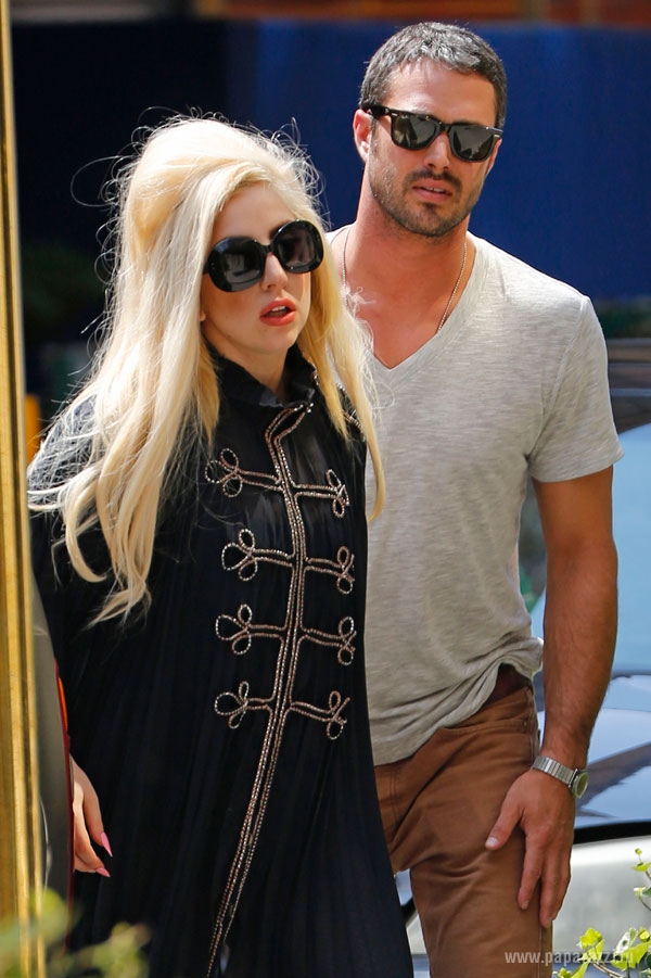 Леди Гага обручилась со своим возлюбленным Тейлором Кинни