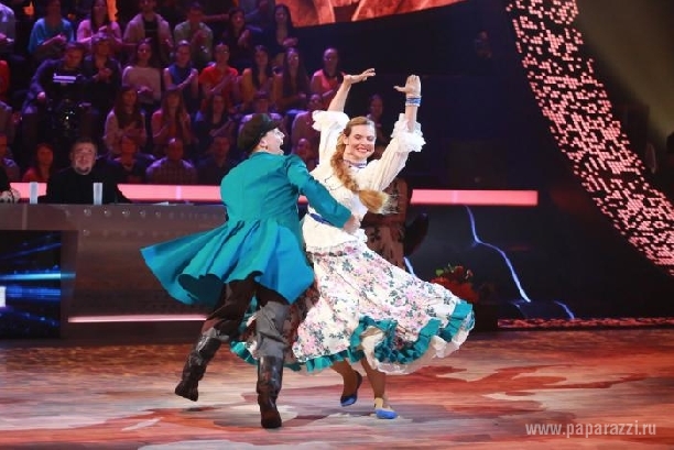 Катя Жаркова вышла на танцпол в одной рубашке