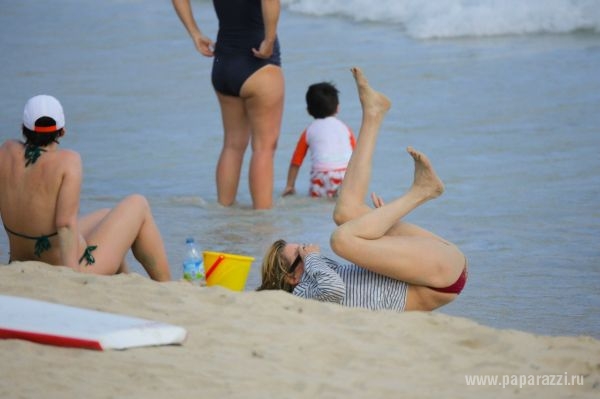 Ума Турман покувыркалась на пляже в бикини