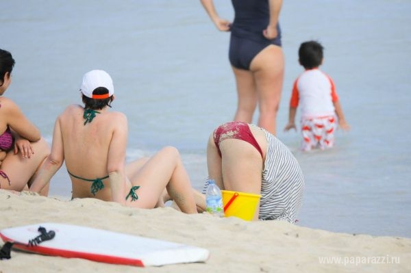 Ума Турман покувыркалась на пляже в бикини