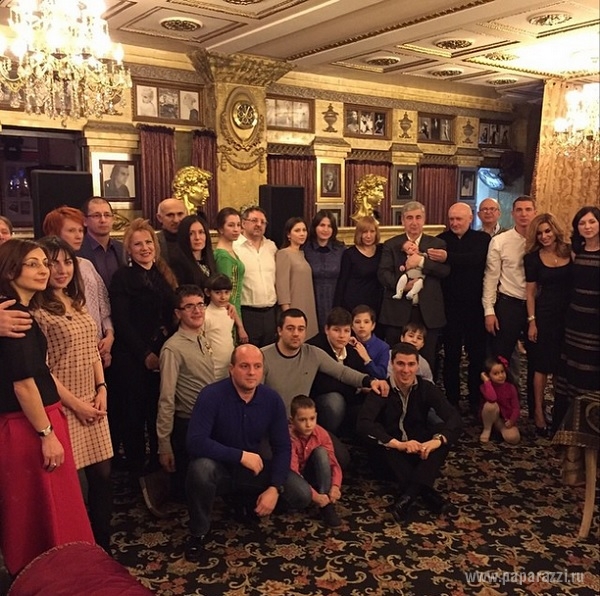 Ксения Бородина познакомилась с будущим свекром Омаром Муртузалиевичем, а в сети появились фото с их вечеринки в ресторане