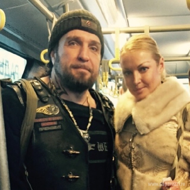Анастасия Волочкова улетела в Крым с байкером Сашей Хирургом