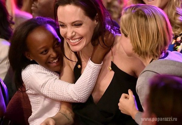 Анджелина Джоли появилась на публике впервые после операции в платье с декольте