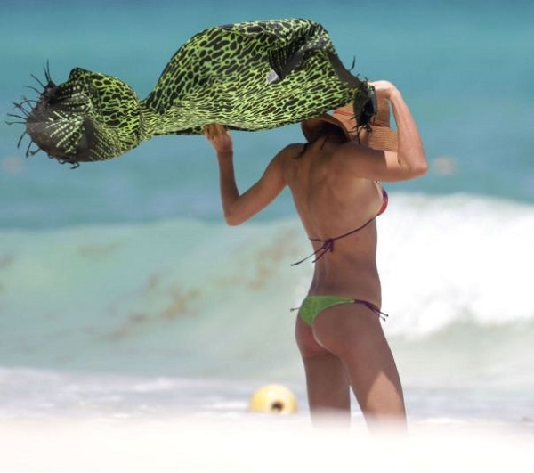 Ирина Шейк увеличила грудь и продемонстрировала её на пляжах Мексики