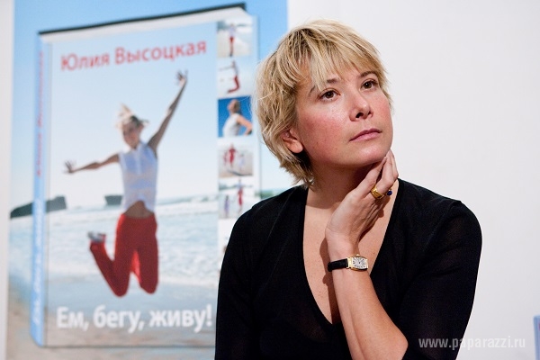 Юлия Высоцкая призналась, что её дочь Маша по-прежнему в коме