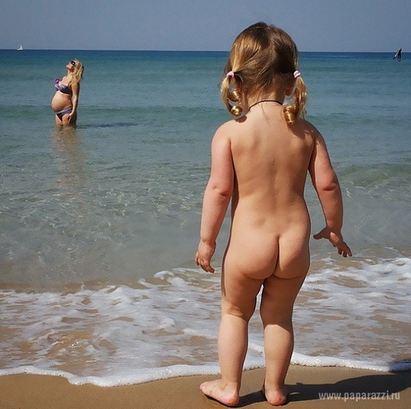 Виктория Макарская сделала пляжную фотосессию в бикини на последнем месяце беременности