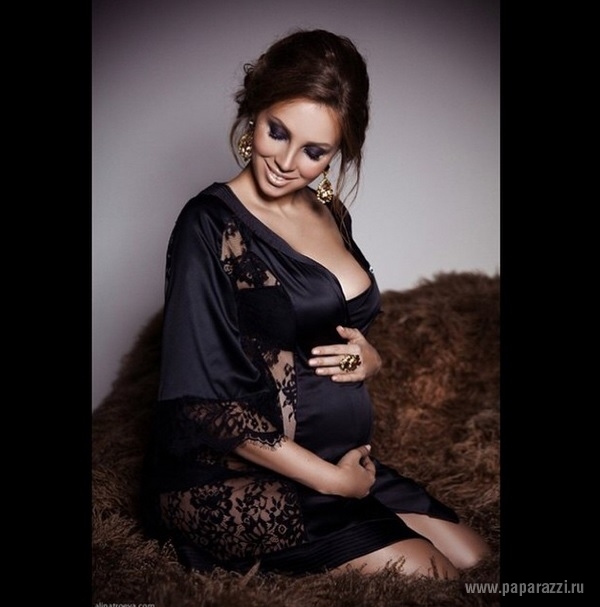 Беременная Полина Диброва поделилась очередными фотографиями своей эротической фотосессии