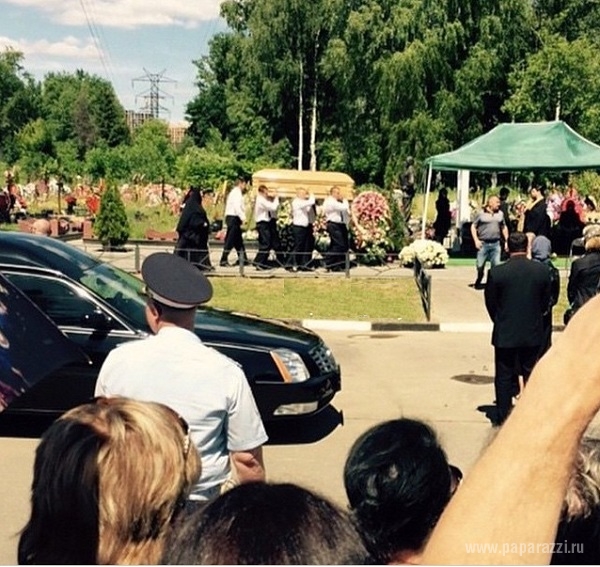 На Николо-Архангельском кладбище закончились похороны Жанны Фриске