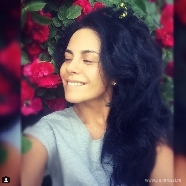 Настя Каменских опубликовала снимок своей жестокой растяжки и показала фото без макияжа