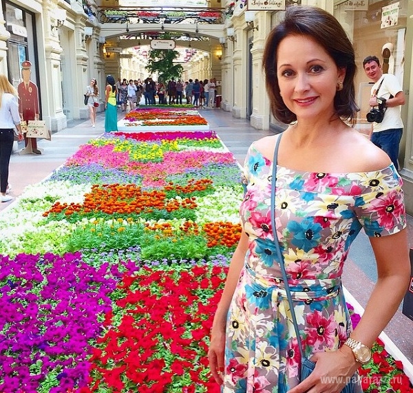 Ольга Кабо пришла сажать цветы в очень откровенном платье