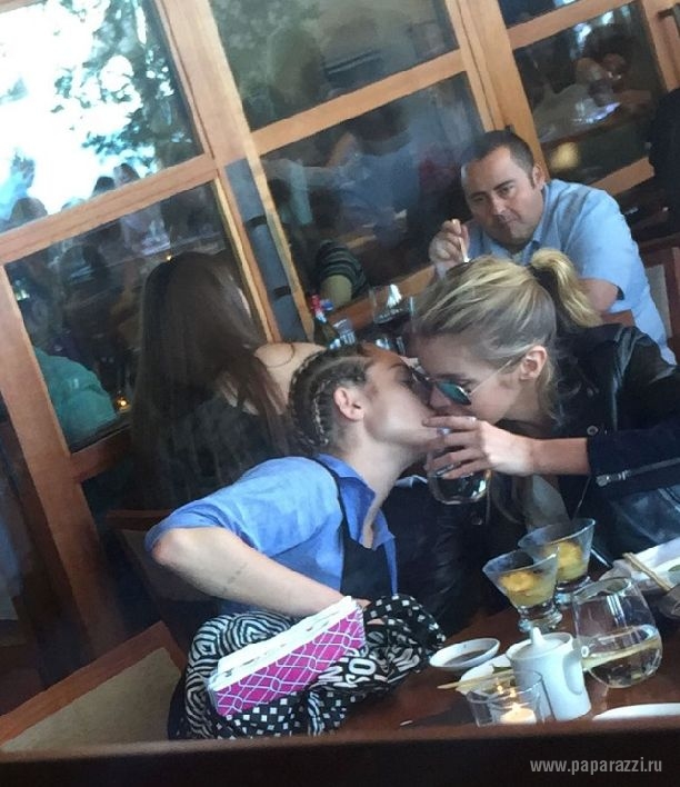 Папарацци застукали, как Майли Сайрус целуется со своей девушкой