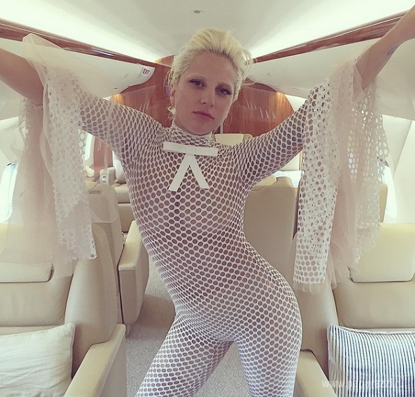 Леди Гага примерила прозрачный костюм сексуальной стюардессы