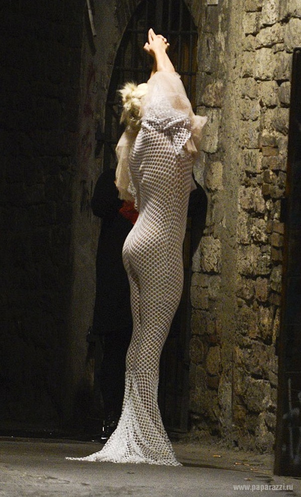 Леди Гага примерила прозрачный костюм сексуальной стюардессы