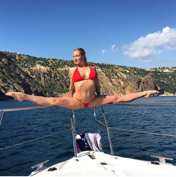 Поклонники раскритиковали новый снимок Анастасии Волочковой в бикини