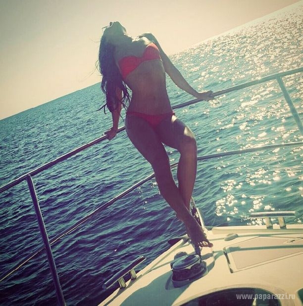 Певица Нюша выложила пикантные фотографии с отдыха на яхте в Анапе