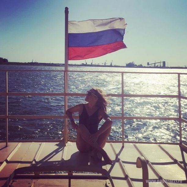 Ксения Собчак сделала откровенное фото с российским флагом