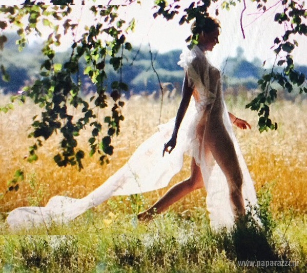 Фотографии, где голая Любовь Толкалина позирует на природе, произвели фурор среди её поклонников