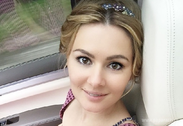 Мария Кожевникова сделала селфи без макияжа 