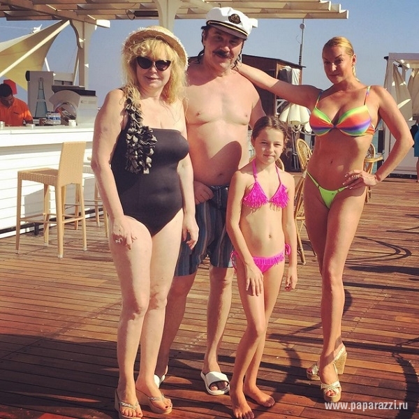 В сети появилась странная фотография Аллы Пугачевой в купальнике в сомнительной компании