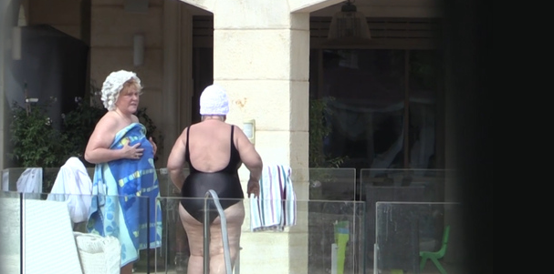 В сети появилась странная фотография Аллы Пугачевой в купальнике в сомнительной компании
