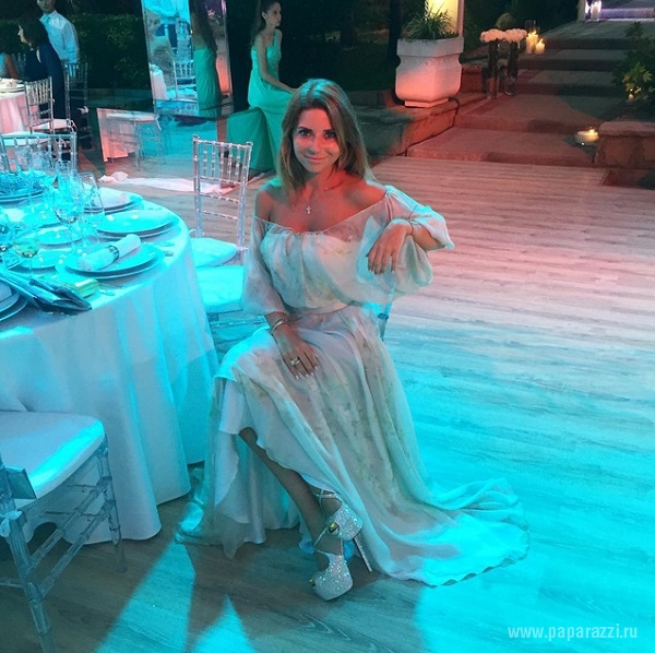 Татьяна Навка вышла замуж в коротком белом платье