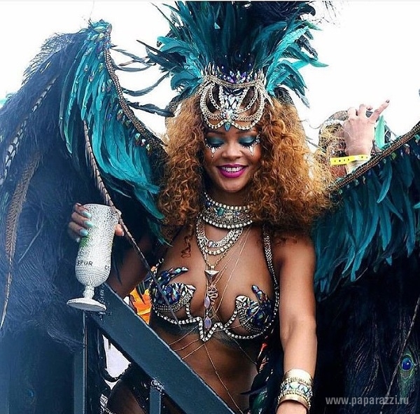 Полуобнаженная Рианна в перьях «зажгла» на карнавале