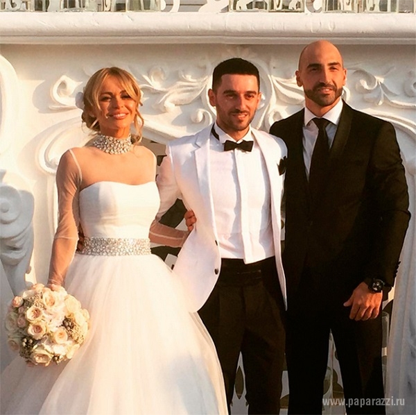 На свадьбе Анны Хилькевич мужчины устроили свалку из-за её подвязки
