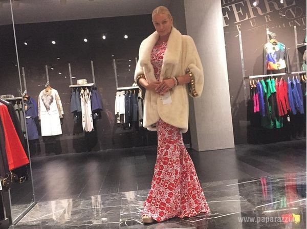 Анастасия Волочкова отправилась на шопинг в прозрачном платье