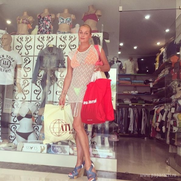 Анастасия Волочкова отправилась на шопинг в прозрачном платье