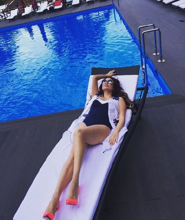 Ляйсан Утяшева представила красивую летнюю фотосессию в купальнике