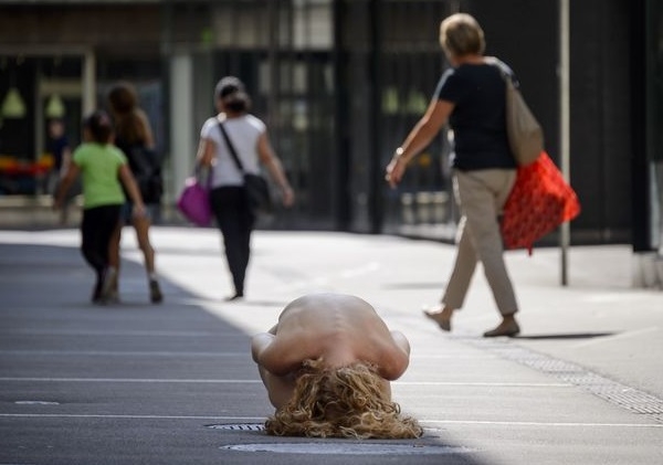 Фото дня: На улицы швейцарского городка Билль вышли голые мужчины и женщины
