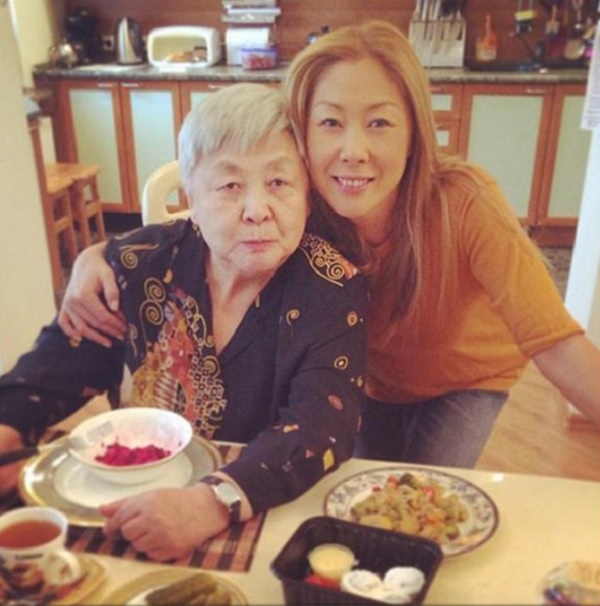 Анита Цой показала свою маму и раскрыла секрет семейного счастья