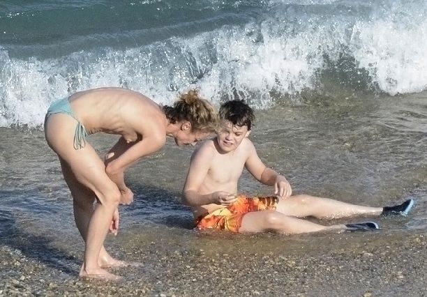 Порно голая мама на пляже