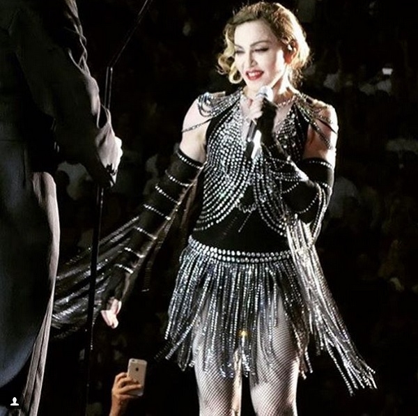 В своем новом шоу Мадонна имитирует секс с женщиной, задирает ей юбку и шлепает по попе (видео)