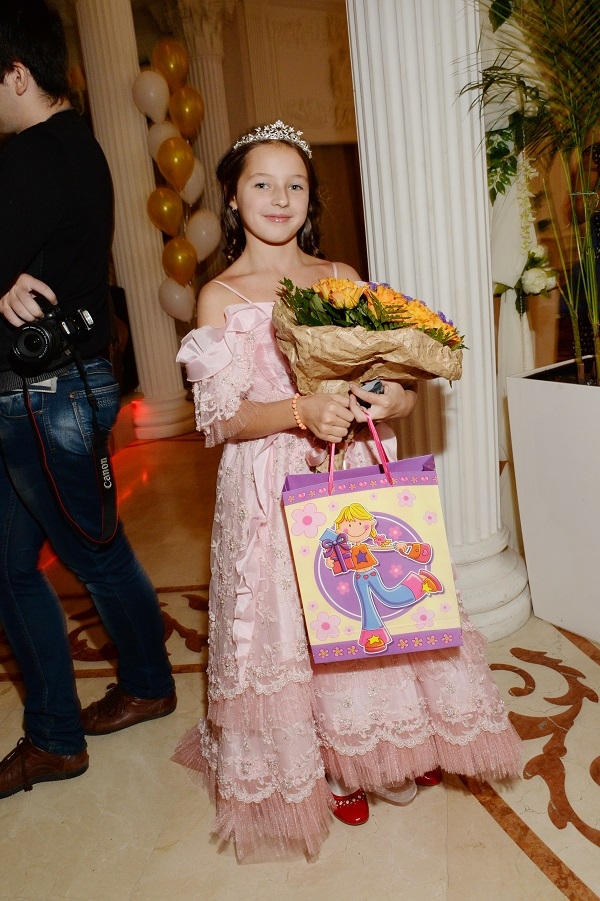 На дне рождения дочери Ариши Анастасия Волочкова блистала в платье с глубоким декольте